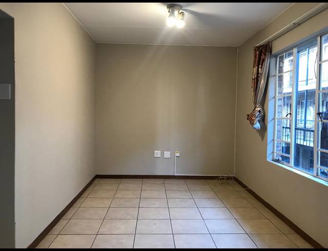 2 BEDROOM FLAT RENTED IN KEMPTON PARK CENTRAL